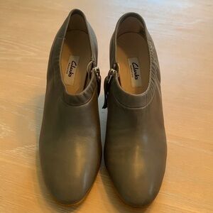 Clark’s Narrative Leather Grace Lola booties size 6, stacked 3” heel New in Box